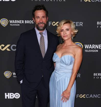 The Barbara Berlanti Heroes Gala Benefitting F Cancer in Los Angeles The Barbara Berlanti Heroes Gala Benefitting F Cancer at The Barker Hangar in Santa Monica, California on 10 3 26. 03 Oct 2026 Pictured: Noah Wyle, Sara Wells.  Copyright: xThexMegaxAgencyxRiverx xMEGAx