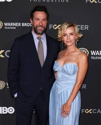 The Barbara Berlanti Heroes Gala Benefitting F Cancer in Los Angeles The Barbara Berlanti Heroes Gala Benefitting F Cancer at The Barker Hangar in Santa Monica, California on 10 3 26. 03 Oct 2026 Pictured: Noah Wyle, Sara Wells.  Copyright: xThexMegaxAgencyxRiverx xMEGAx