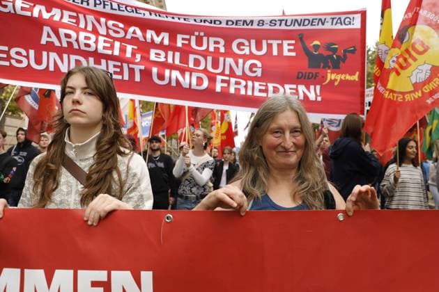 October 3, 2026, Berlin, Germany: BERLIN, GERMANY, OCTOBER 3, 2026: Thousands of people march through central Berlin during a peace demonstration against military rearmament, compulsory military service and war on German Unity Day. Protesters gathered near the Brandenburg Gate before marching through the city, with trade unions, peace movements, political groups and a pro-Palestinian bloc taking part. Berlin police estimated attendance at around 5,800, while organizers put the number at more than 20,000. Police detained at least two protesters during the demonstration. Berlin Germany - ZUMAq101 20261003_zna_q101_186 Copyright: xAlessiaxCoccax