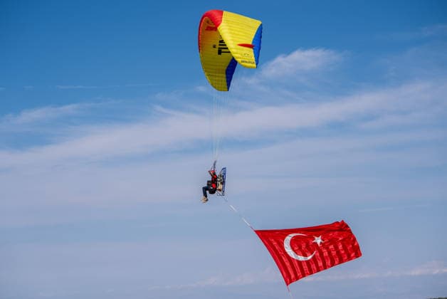 TEKNOFEST Southeast in Turkiye s Sanliurfa SANLIURFA, TURKIYE - OCTOBER 4: Turkish flags are unfurled in the sky during a paramotor demonstration at the Aviation, Space and Technology Festival (TEKNOFEST), world s largest aviation, space, and technology festival at the Sanliurfa GAP Airport for its 15th edition in Sanliurfa, Turkiye on October 4, 2026. Arman Onal Anadolu Sanliurfa Turkey. Editorial use only. Please get in touch for any other usage.  Copyright: x2026xAnadoluxArmanxOnalx