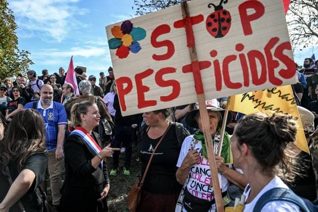PROTEST AGAINST PESTICIDES PHOTOPQR OUEST FRANCE Martin ROCHE Saint Pierre la Garenne October 3, 2026 This Saturday, October 3, 2026, a protest against pesticides is being held in Saint-Pierre-la-Garenne, Eure, Normandy. In the massive procession, farmers, patients, healthcare workers, and citizens demanded the closure of production sites such as Syngenta’s. The rally was organized by an unprecedented coalition: the Confédération paysanne, Les Soulèvements de la Terre, the association Cancer Colère, and the Collectif de soutien aux victimes des pesticides de l’Ouest (CSVPO). Here, La France Insoumise representative Mathilde Panot participated in the demonstration. Photographer: Martin ROCHE, Ouest France, Saint-Pierre-la-Garenne, October 3  Copyright: xPHOTOPQR OUESTxFRANCE MAXPPPxMartinxROCHEx 20261004OFR7275 20261004OFR7275