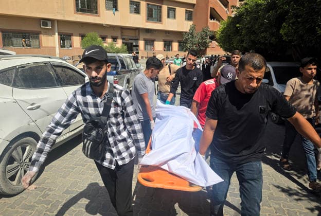 Body of Palestinian Killed in Khan Younis Strike Taken to Nasser Medical Complex Palestinians carry the body of 36-year-old Moaz Jamal Abu Nusaira to Nasser Medical Complex on October 4, 2026, after he was killed in an Israeli airstrike that targeted him north of Khan Younis, in the southern Gaza Strip. Photo by Tariq Mohammad APA Images Khan Yunis Gaza Strip Palestinian Territory 041026_Khan_Yunis_TM_00(4) Copyright: xapaimagesxTariqxMohammad xapaimagesx