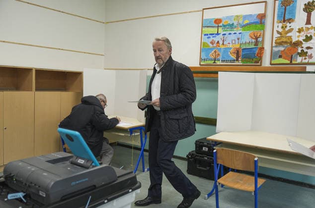 Bakir Izetbegovic casts his vote in Sarajevo SARAJEVO, BOSNIA AND HERZEGOVINA - OCTOBER 4: Bakir Izetbegovic, President of the Party of Democratic Action (SDA) and a candidate for the Presidency of Bosnia and Herzegovina, casts his vote accompanied by his wife, Sebija Izetbegovic, at the polling station located at Nafija Sarajlic Elementary School in Sarajevo, Bosnia and Herzegovina, on October 4, 2026. Samir Jordamovic Anadolu Sarajevo Bosnia and Herzegovina. Editorial use only. Please get in touch for any other usage.  Copyright: x2026xAnadoluxSamirxJordamovicx