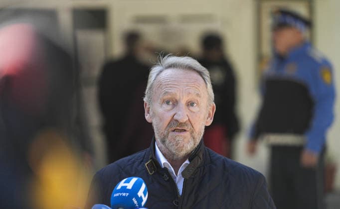 Bakir Izetbegovic casts his vote in Sarajevo SARAJEVO, BOSNIA AND HERZEGOVINA - OCTOBER 4: Bakir Izetbegovic, President of the Party of Democratic Action (SDA) and a candidate for the Presidency of Bosnia and Herzegovina, speaks to press at the polling station located at Nafija Sarajlic Elementary School in Sarajevo, Bosnia and Herzegovina, on October 4, 2026. Samir Jordamovic Anadolu Sarajevo Bosnia and Herzegovina. Editorial use only. Please get in touch for any other usage.  Copyright: x2026xAnadoluxSamirxJordamovicx