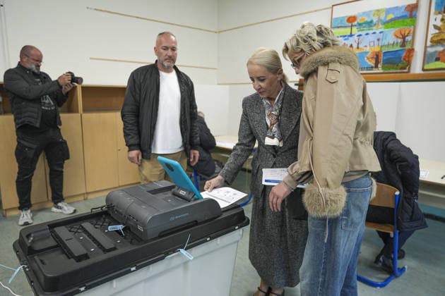 Bakir Izetbegovic casts his vote in Sarajevo SARAJEVO, BOSNIA AND HERZEGOVINA - OCTOBER 4: Bakir Izetbegovic, President of the Party of Democratic Action (SDA) and a candidate for the Presidency of Bosnia and Herzegovina, casts his vote accompanied by his wife, Sebija Izetbegovic, at the polling station located at Nafija Sarajlic Elementary School in Sarajevo, Bosnia and Herzegovina, on October 4, 2026. Samir Jordamovic Anadolu Sarajevo Bosnia and Herzegovina. Editorial use only. Please get in touch for any other usage.  Copyright: x2026xAnadoluxSamirxJordamovicx