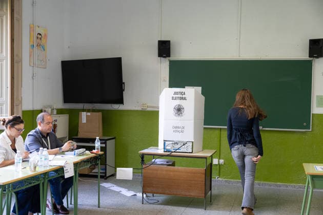 Brazilian citizens vote for their president in Madrid. Several people cast their ballots during the Brazilian presidential election at the Colegio Blanca de Castilla on October 4, 2026, in Madrid, Spain. This Sunday, October 4, Brazil will choose between the opposing candidates Lula and Flávio Bolsonaro in a very close race. The Madrid district, where 23,520 Brazilians are eligible to vote, has set up polling stations at the Colegio Blanca de Castilla, open continuously from 8 a.m. to 5 p.m. OCTOBER 4, 2026 Jesús Hellí Madrid, Spain  Copyright: xJesusxHellinx 7819621