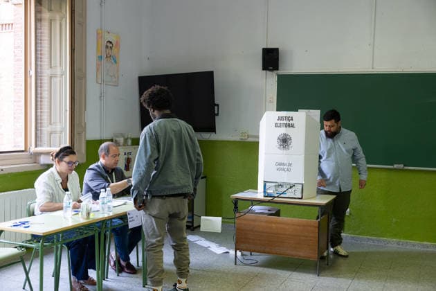 Brazilian citizens vote for their president in Madrid. Several people cast their ballots during the Brazilian presidential election at the Colegio Blanca de Castilla on October 4, 2026, in Madrid, Spain. This Sunday, October 4, Brazil will choose between the opposing candidates Lula and Flávio Bolsonaro in a very close race. The Madrid district, where 23,520 Brazilians are eligible to vote, has set up polling stations at the Colegio Blanca de Castilla, open continuously from 8 a.m. to 5 p.m. OCTOBER 4, 2026 Jesús Hellí Madrid, Spain  Copyright: xJesusxHellinx 7819615