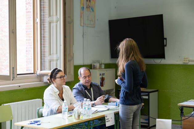 Brazilian citizens vote for their president in Madrid. Several people cast their ballots during the Brazilian presidential election at the Colegio Blanca de Castilla on October 4, 2026, in Madrid, Spain. This Sunday, October 4, Brazil will choose between the opposing candidates Lula and Flávio Bolsonaro in a very close race. The Madrid district, where 23,520 Brazilians are eligible to vote, has set up polling stations at the Colegio Blanca de Castilla, open continuously from 8 a.m. to 5 p.m. OCTOBER 4, 2026 Jesús Hellí Madrid, Spain  Copyright: xJesusxHellinx 7819618