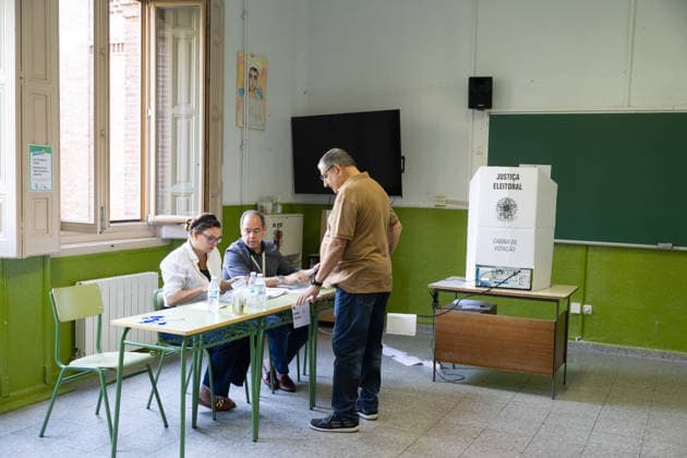 Brazilian citizens vote for their president in Madrid. Several people cast their ballots during the Brazilian presidential election at the Colegio Blanca de Castilla on October 4, 2026, in Madrid, Spain. This Sunday, October 4, Brazil will choose between the opposing candidates Lula and Flávio Bolsonaro in a very close race. The Madrid district, where 23,520 Brazilians are eligible to vote, has set up polling stations at the Colegio Blanca de Castilla, open continuously from 8 a.m. to 5 p.m. OCTOBER 4, 2026 Jesús Hellí Madrid, Spain  Copyright: xJesusxHellinx 7819623
