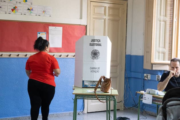 Brazilian citizens vote for their president in Madrid. Several people cast their ballots during the Brazilian presidential election at the Colegio Blanca de Castilla on October 4, 2026, in Madrid, Spain. This Sunday, October 4, Brazil will choose between the opposing candidates Lula and Flávio Bolsonaro in a very close race. The Madrid district, where 23,520 Brazilians are eligible to vote, has set up polling stations at the Colegio Blanca de Castilla, open continuously from 8 a.m. to 5 p.m. OCTOBER 4, 2026 Jesús Hellí Madrid, Spain  Copyright: xJesusxHellinx 7819626