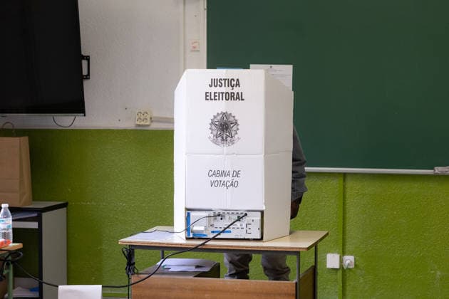 Brazilian citizens vote for their president in Madrid. Brazilian presidential elections at the Blanca de Castilla polling station on October 4, 2026, in Madrid, Spain. This Sunday, October 4, Brazil will choose between the opposing candidates Lula and Flávio Bolsonaro in a very close race. The Madrid electoral district, where 23,520 Brazilians are eligible to vote, has set up polling stations at the Blanca de Castilla School, open continuously from 8 a.m. to 5 p.m. OCTOBER 4, 2026 Jesús Hellí Madrid, Spain  Copyright: xJesusxHellinx 7819630