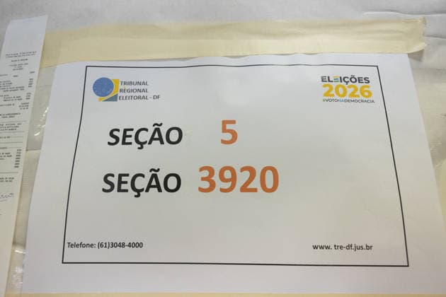 Brazilian citizens vote for their president in Madrid. Brazilian presidential elections at the Blanca de Castilla polling station on October 4, 2026, in Madrid, Spain. This Sunday, October 4, Brazil will choose between the opposing candidates Lula and Flávio Bolsonaro in a very close race. The Madrid electoral district, where 23,520 Brazilians are eligible to vote, has set up polling stations at the Blanca de Castilla School, open continuously from 8 a.m. to 5 p.m. OCTOBER 4, 2026 Jesús Hellí Madrid, Spain  Copyright: xJesusxHellinx 7819631
