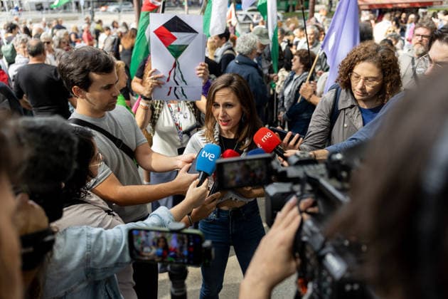 Rally in Support of Gaza, Madrid: Podemos Secretary-General Ione Belarra speaks to the media during a rally in support of the people of Gaza on October 4, 2026, in Madrid, Spain. The platform RESCOP (Solidarity Network Against the Occupation of Palestine), backed by labor unions such as the General Confederation of Labor (CGT), has organized a nationwide demonstration in solidarity with Palestine, under the slogan The Genocide Continues, seeking to draw attention to the ongoing plight of the Palestinian people. OCTOBER 4, 2026 Ananda Manjó Madrid, Spain Copyright: xAnandaxManjonx 7819642
