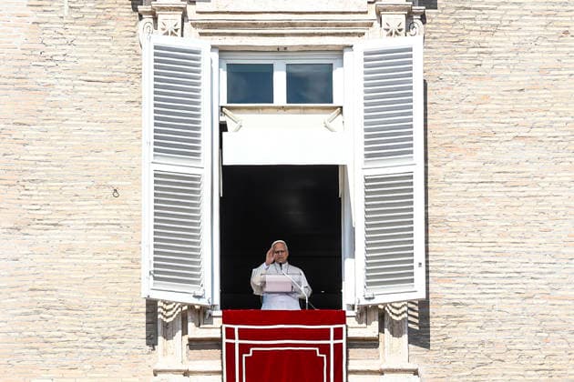 October 4, 2026, Vatican City, ITALIA ROMA: Pope Leo XIV during the Angelus prayer, traditional Sunday s prayer, from the window of his office overlooking Saint Peter s Square, Vatican City, 04 October 2026. ANSA ANGELO CARCONI. Vatican City ITALIA ROMA  - ZUMAa110 20261004_zaf_a110_001 Copyright: xAngeloxCarconix