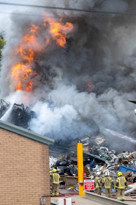 UK: Large fire in Linlithgow at metal recycling plant, Linlithgow, 4 October 2026 Pictured - A large fire broke out on Sunday morning at the Brookfield Metals plant in Linlithgow. At least 6 fire appliances were on site and could be seen running shuttles to refill with water in a nearby housing estate as explosions could be heard intermittently as firefighters fought the blaze and a large plume of smoke drifted over the town. (Photo by Andrew West EEm SIPA USA) Linlithgow Scotland Copyright: x(PhotoxbyxAndrewxWest EEm SIPAxUx