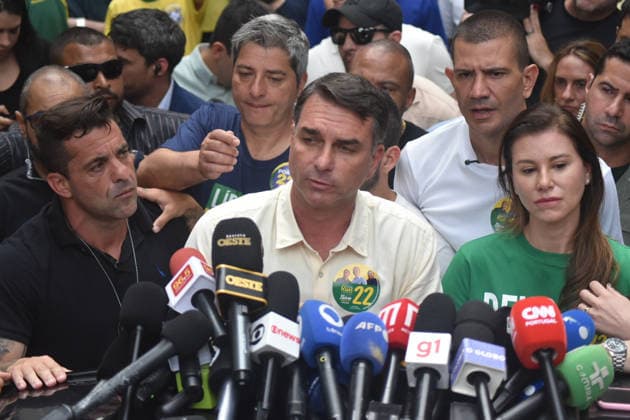 RIO DE JANEIRO, RJ - 04.10.2026: 2026 ELECTIONS IN RIO DE JANEIRO - Flavio Bolsonaro arrives to vote in Rio de Janeiro, this Sunday, October 4th, election day for President of Brazil. x3024763x  CristianexMota