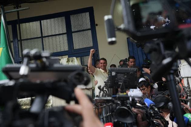 Flavio Bolsonaro votes in Brazil presidential election RIO DE JANEIRO, BRAZIL, OCTOBER 4, 2026: Brazilian presidential candidate Flavio Bolsonaro of the Liberal Party (PL) arrives at a polling station in Rio de Janeiro to cast his ballot during the first round of Brazil s presidential election. Bolsonaro greeted supporters and spoke to reporters before voting as polling got underway across the country. Photo: Mariana Greif JNA PRESS Rio de Janeiro Brazil Copyright: x xMarianaxGreifx xJNAxPressx