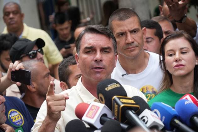 Flavio Bolsonaro votes in Brazil presidential election RIO DE JANEIRO, BRAZIL, OCTOBER 4, 2026: Brazilian presidential candidate Flavio Bolsonaro of the Liberal Party (PL) arrives at a polling station in Rio de Janeiro to cast his ballot during the first round of Brazil s presidential election. Bolsonaro greeted supporters and spoke to reporters before voting as polling got underway across the country. Photo: Mariana Greif JNA PRESS Rio de Janeiro Brazil Copyright: x xMarianaxGreifx xJNAxPressx