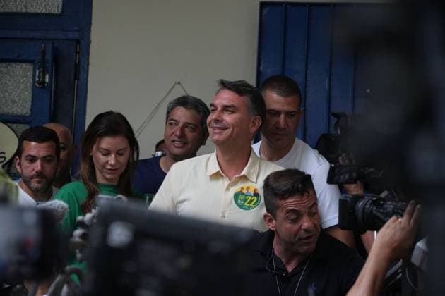 Flavio Bolsonaro votes in Brazil presidential election RIO DE JANEIRO, BRAZIL, OCTOBER 4, 2026: Brazilian presidential candidate Flavio Bolsonaro of the Liberal Party (PL) arrives at a polling station in Rio de Janeiro to cast his ballot during the first round of Brazil s presidential election. Bolsonaro greeted supporters and spoke to reporters before voting as polling got underway across the country. Photo: Mariana Greif JNA PRESS Rio de Janeiro Brazil Copyright: x xMarianaxGreifx xJNAxPressx