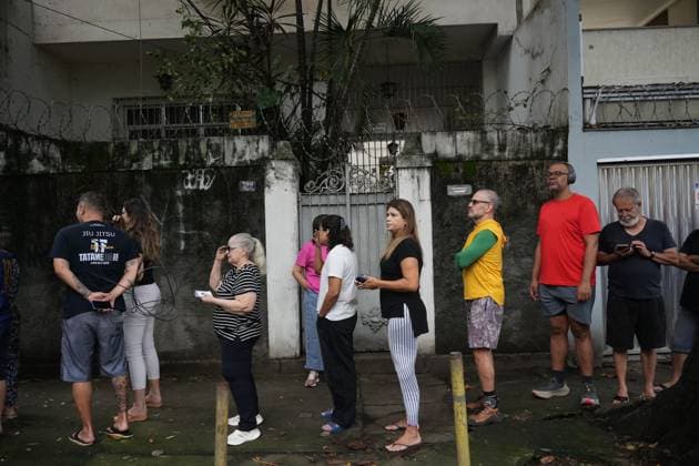 October 4, 2026, Rio De Janeiro, Brazil: RIO DE JANEIRO, BRAZIL, OCTOBER 4, 2026: Brazilian presidential candidate Flavio Bolsonaro of the Liberal Party (PL) arrives at a polling station in Rio de Janeiro to cast his ballot during the first round of Brazil s presidential election. Bolsonaro greeted supporters and spoke to reporters before voting as polling got underway across the country. Photo: JNA PRESS Rio De Janeiro Brazil  - ZUMAq101 20261004_zna_q101_031 Copyright: xMarianaxGreifx