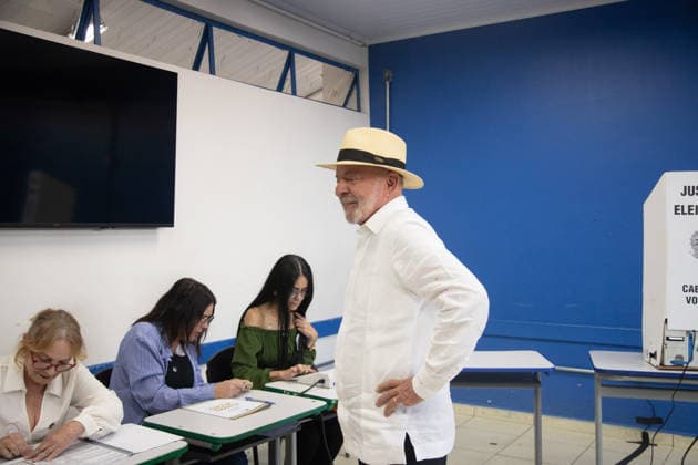SaO PAULO, SP - 04.10.2026: 2026 ELECTIONS SP - President Luiz Inacio Lula da Silva votes at the Joao Firmino Correia de Araujo School, on the morning of this Sunday (04) in Sao Bernardo do Campo, SP. x3024812x  RodileixMorais