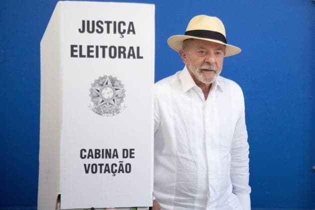 SaO PAULO, SP - 04.10.2026: 2026 ELECTIONS SP - President Luiz Inacio Lula da Silva votes at the Joao Firmino Correia de Araujo School, on the morning of this Sunday (04) in Sao Bernardo do Campo, SP. x3024824x  RodileixMorais