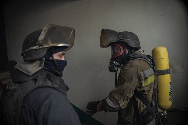 Aftermath of Russian attack on Ukraine s Kramatorsk KRAMATORSK, UKRAINE - OCTOBER 4: Ukrainian firefighters try to put out a fire following several Russian attacks on a residential area in Kramatorsk, Ukraine, 4 October 2026 Diego Herrera Carcedo Anadolu Kramatorsk Ukraine. Editorial use only. Please get in touch for any other usage.  Copyright: x2026xAnadoluxDiegoxHerreraxCarcedox
