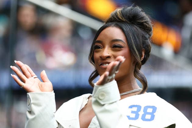 October 4, 2026, London, England, United Kingdom: US artistic gymnastics legends SIMONE BILES attends the NFL 2026 27 regular season matchday 4 between INDIANAPOLIS COLTS and WASHINGTON COMMANDERS at the Tottenham Hotspur Stadium in London, United Kingdom. London United Kingdom  - ZUMAc179 20261004_zep_c179_004 Copyright: xMickaelxChavetx