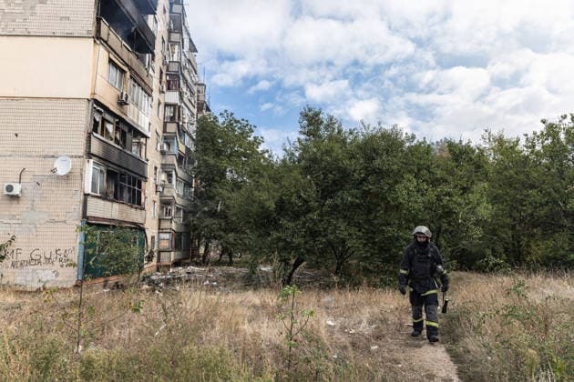 Aftermath of Russian attack on Ukraine s Kramatorsk KRAMATORSK, UKRAINE - OCTOBER 4: Ukrainian firefighters try to put out a fire following several Russian attacks on a residential area in Kramatorsk, Ukraine, 4 October 2026 Diego Herrera Carcedo Anadolu Kramatorsk Ukraine. Editorial use only. Please get in touch for any other usage.  Copyright: x2026xAnadoluxDiegoxHerreraxCarcedox