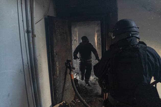 Aftermath of Russian attack on Ukraine s Kramatorsk KRAMATORSK, UKRAINE - OCTOBER 4: Ukrainian firefighters try to put out a fire following several Russian attacks on a residential area in Kramatorsk, Ukraine, 4 October 2026 Diego Herrera Carcedo Anadolu Kramatorsk Ukraine. Editorial use only. Please get in touch for any other usage.  Copyright: x2026xAnadoluxDiegoxHerreraxCarcedox