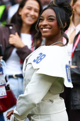 October 4, 2026, London, England, United Kingdom: US artistic gymnastics legends SIMONE BILES attends the NFL 2026 27 regular season matchday 4 between INDIANAPOLIS COLTS and WASHINGTON COMMANDERS at the Tottenham Hotspur Stadium in London, United Kingdom. London United Kingdom  - ZUMAc179 20261004_zep_c179_011 Copyright: xMickaelxChavetx