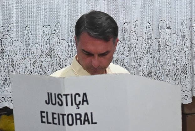 Brazilian presidential candidate Flavio Bolsonaro casts ballot in Rio de Janeiro RIO DE JANEIRO, BRAZIL - OCTOBER 4: Brazilian presidential candidate Flavio Bolsonaro of the Liberal Party (PL) casts his ballot at Municipal School Barao Homem de Mello in the Vila Isabel neighborhood in Rio de Janeiro, Brazil on October 4, 2026. Fabio Teixeira Anadolu Rio de Janeiro Brazil. Editorial use only. Please get in touch for any other usage.  Copyright: x2026xAnadoluxFabioxTeixeirax