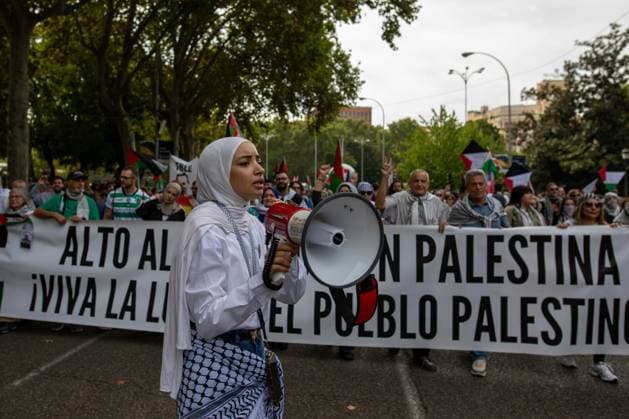 October 4, 2026, Madrid, Spain: A woman protests with a megaphone during a pro-Palestine demonstration.The RESCOP platform (Solidarity Network against the Occupation of Palestine) has called for a nationwide demonstration in solidarity with Palestine, backed by trade union organizations such as the General Confederation of Labor (CGT). The protest is organized under the slogan The genocide continues and aims to draw attention to the ongoing situation faced by the Palestinian population. Madrid Spain - ZUMAs197 20261004_aaa_s197_026 Copyright: xDavidxCanalesx
