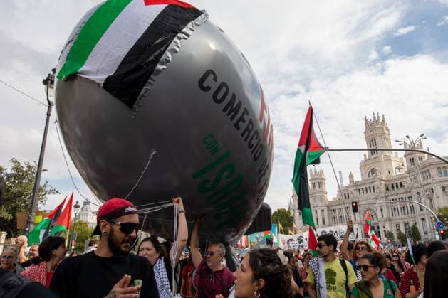 October 4, 2026, Madrid, Spain: Demonstrators carry a blimp-style balloon during a pro-Palestine demonstration.The RESCOP platform (Solidarity Network against the Occupation of Palestine) has called for a nationwide demonstration in solidarity with Palestine, backed by trade union organizations such as the General Confederation of Labor (CGT). The protest is organized under the slogan The genocide continues and aims to draw attention to the ongoing situation faced by the Palestinian population. Madrid Spain  - ZUMAs197 20261004_aaa_s197_030 Copyright: xDavidxCanalesx