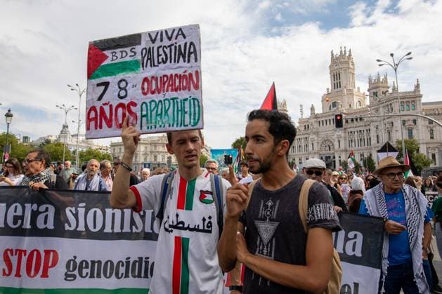 October 4, 2026, Madrid, Spain: Demonstrators carry signs during a pro-Palestine demonstration.The RESCOP platform (Solidarity Network against the Occupation of Palestine) has called for a nationwide demonstration in solidarity with Palestine, backed by trade union organizations such as the General Confederation of Labor (CGT). The protest is organized under the slogan The genocide continues and aims to draw attention to the ongoing situation faced by the Palestinian population. Madrid Spain  - ZUMAs197 20261004_aaa_s197_031 Copyright: xDavidxCanalesx