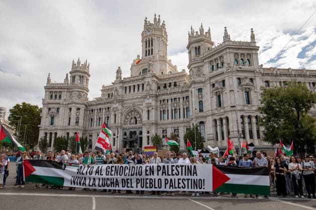 October 4, 2026, Madrid, Spain: Demonstrators carry a large banner through Cibeles Square during a pro-Palestine demonstration.The RESCOP platform (Solidarity Network against the Occupation of Palestine) has called for a nationwide demonstration in solidarity with Palestine, backed by trade union organizations such as the General Confederation of Labor (CGT). The protest is organized under the slogan The genocide continues and aims to draw attention to the ongoing situation faced by the Palestinian population. Madrid Spain  - ZUMAs197 20261004_aaa_s197_033 Copyright: xDavidxCanalesx