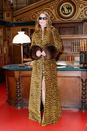 Zoey Deutch at the photocall for the Valentino Women s Ready-to-Wear Spring Summer 2027 show during Paris Fashion Week (PFW) in Paris, France, on October 4, 2026. Olivier Borde, bestimage. Photocall at the Valentino Women’s Ready-to-Wear Spring Summer 2027 show as part of Paris Fashion Week on October 4, 2026, in Paris, France. Paris, France  Copyright: xOLIVIERxBORDEx xBESTIMAGExOLIVIERxBORDEx xBESTIMAGEx