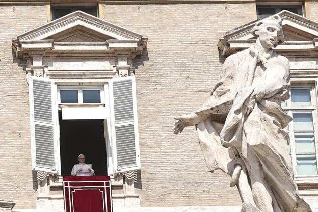 October 4, 2026. Vatican City - POPE LEO XIV delivers Angelus prayer in St. Peter s Square at the Vatican. Faithfull, tourist, nuns, pries and people on the square attends the Angelus. EvandroInetti_via ZUMA Wire Vatican City State - ZUMAi15_ 20261004_zaf_i15_003 Copyright: xEvandroxInettix