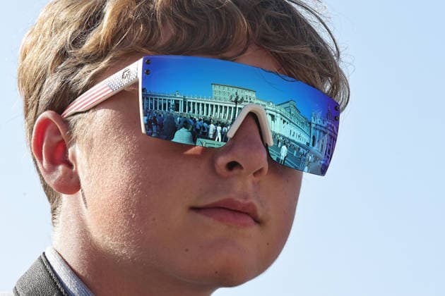 October 4, 2026. Vatican City - POPE LEO XIV delivers Angelus prayer in St. Peter s Square at the Vatican. Faithfull, tourist, nuns, pries and people on the square attends the Angelus. EvandroInetti_via ZUMA Wire Vatican City State - ZUMAi15_ 20261004_zaf_i15_009 Copyright: xEvandroxInettix