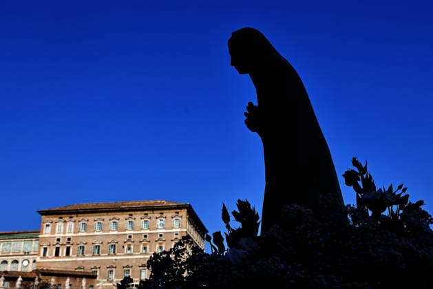 October 4, 2026. Vatican City - POPE LEO XIV delivers Angelus prayer in St. Peter s Square at the Vatican. Faithfull, tourist, nuns, pries and people on the square attends the Angelus. EvandroInetti_via ZUMA Wire Vatican City State - ZUMAi15_ 20261004_zaf_i15_018 Copyright: xEvandroxInettix