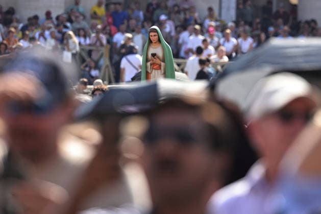 October 4, 2026. Vatican City - POPE LEO XIV delivers Angelus prayer in St. Peter s Square at the Vatican. Faithfull, tourist, nuns, pries and people on the square attends the Angelus. EvandroInetti_via ZUMA Wire Vatican City State - ZUMAi15_ 20261004_zaf_i15_028 Copyright: xEvandroxInettix