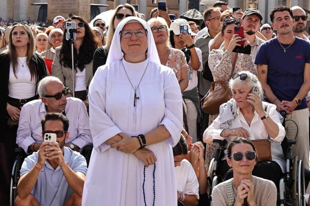 October 4, 2026. Vatican City - POPE LEO XIV delivers Angelus prayer in St. Peter s Square at the Vatican. Faithfull, tourist, nuns, pries and people on the square attends the Angelus. EvandroInetti_via ZUMA Wire Vatican City State - ZUMAi15_ 20261004_zaf_i15_030 Copyright: xEvandroxInettix