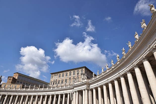 October 4, 2026. Vatican City - POPE LEO XIV delivers Angelus prayer in St. Peter s Square at the Vatican. Faithfull, tourist, nuns, pries and people on the square attends the Angelus. EvandroInetti_via ZUMA Wire Vatican City State  - ZUMAi15_ 20261004_zaf_i15_034 Copyright: xEvandroxInettix