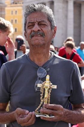 October 4, 2026. Vatican City - POPE LEO XIV delivers Angelus prayer in St. Peter s Square at the Vatican. Faithfull, tourist, nuns, pries and people on the square attends the Angelus. EvandroInetti_via ZUMA Wire Vatican City State  - ZUMAi15_ 20261004_zaf_i15_035 Copyright: xEvandroxInettix