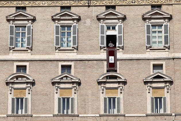 October 4, 2026. Vatican City - POPE LEO XIV delivers Angelus prayer in St. Peter s Square at the Vatican. Faithfull, tourist, nuns, pries and people on the square attends the Angelus. EvandroInetti_via ZUMA Wire Vatican City State  - ZUMAi15_ 20261004_zaf_i15_040 Copyright: xEvandroxInettix