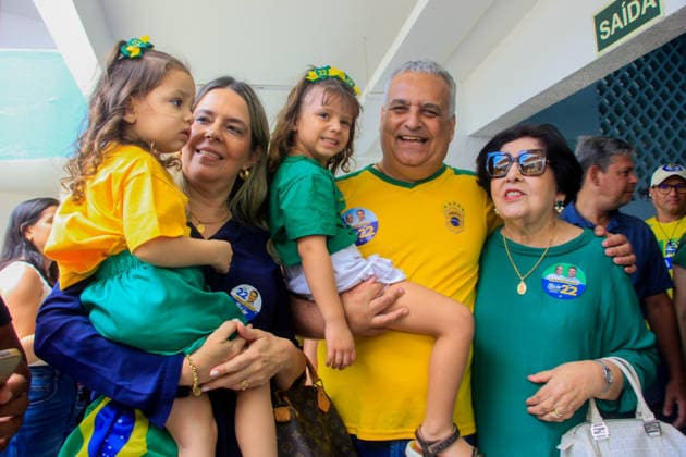 MACEIo, AL - 04.10.2026: ALFREDO GASPAR VOTA EM MACEIo - Vice-presidential candidate Alfredo Gaspar (PL) voted this Sunday morning (4) at the Guido school, in the Farol neighborhood, in the capital of Alagoas. He was accompanied by his two granddaughters. x3025023x  GUIDOxJR.