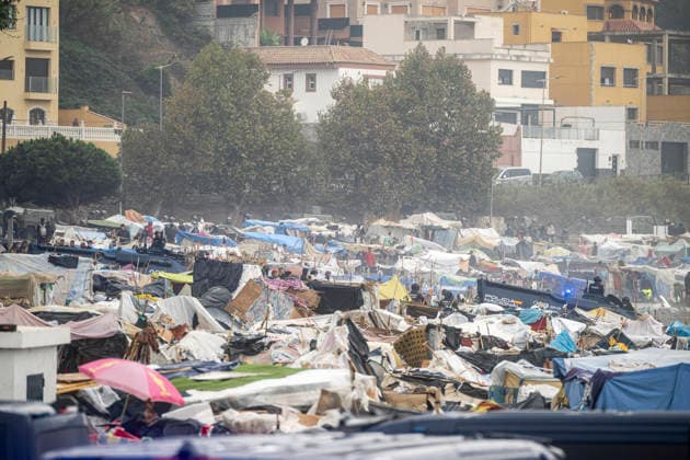 The migrants evicted from El Trampolín are divided between those who return to Morocco and those who prefer to register. National Police officers intervene during the eviction of the group of migrants gathered on El Trampolín Beach on October 4, 2026, in Ceuta, Spain. The National Police escort buses full of migrants evicted from El Trampolín Beach toward the Tarajal border area, where some choose to stay at the Temporary Care Center for Foreigners (CATE) in order to be registered and subsequently accommodated, while others prefer to return to Morocco on foot and voluntarily. OCTOBER 4, 2026 MIGRATION CRISIS Ceuta, Spain  Copyright: xMarcosxMorenox 7820092