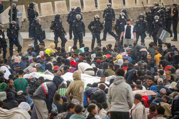 The migrants evicted from El Trampolín are divided between those who return to Morocco and those who prefer to register. National Police officers intervene during the eviction of the group of migrants gathered on El Trampolín Beach on October 4, 2026, in Ceuta, Spain. The National Police escort buses full of migrants evicted from El Trampolín Beach toward the Tarajal border area, where some choose to stay at the Temporary Care Center for Foreigners (CATE) in order to be registered and subsequently accommodated, while others prefer to return to Morocco on foot and voluntarily. OCTOBER 4, 2026 MIGRATION CRISIS Ceuta, Spain  Copyright: xMarcosxMorenox 7820089