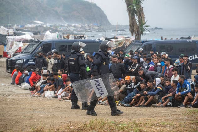 The migrants evicted from El Trampolín are divided between those who return to Morocco and those who prefer to register. National Police officers intervene during the eviction of the group of migrants gathered on El Trampolín Beach on October 4, 2026, in Ceuta, Spain. The National Police escort buses full of migrants evicted from El Trampolín Beach toward the Tarajal border area, where some choose to stay at the Temporary Care Center for Foreigners (CATE) in order to be registered and subsequently accommodated, while others prefer to return to Morocco on foot and voluntarily. OCTOBER 4, 2026 MIGRATION CRISIS Ceuta, Spain  Copyright: xMarcosxMorenox 7820102