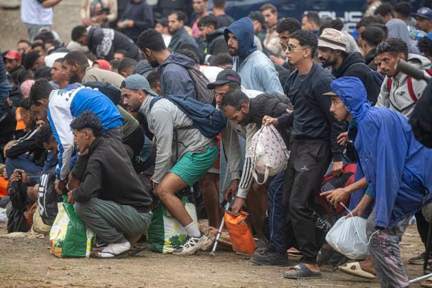 The migrants evicted from El Trampolín are divided between those who return to Morocco and those who prefer to register. Numerous migrants during the evacuation of the migrant encampment on El Trampolín Beach, on October 4, 2026, in Ceuta, Spain. The National Police escort buses full of migrants evicted from El Trampolín Beach toward the Tarajal border area, where some choose to stay at the Temporary Care Center for Foreigners (CATE) in order to be registered and subsequently accommodated, while others prefer to return to Morocco on foot and voluntarily. OCTOBER 4, 2026 MIGRATION CRISIS Ceuta, Spain  Copyright: xMarcosxMorenox 7820112
